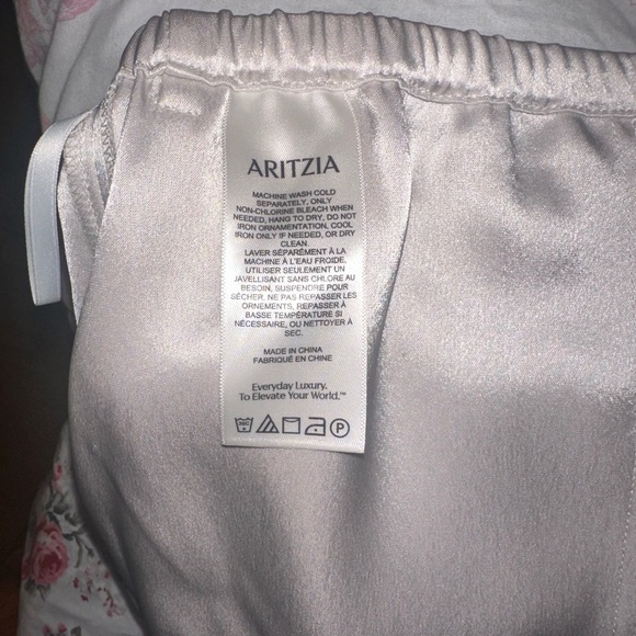 BNWT-Babaton zeal satin shorts cream women’s small - Picture 6 of 10